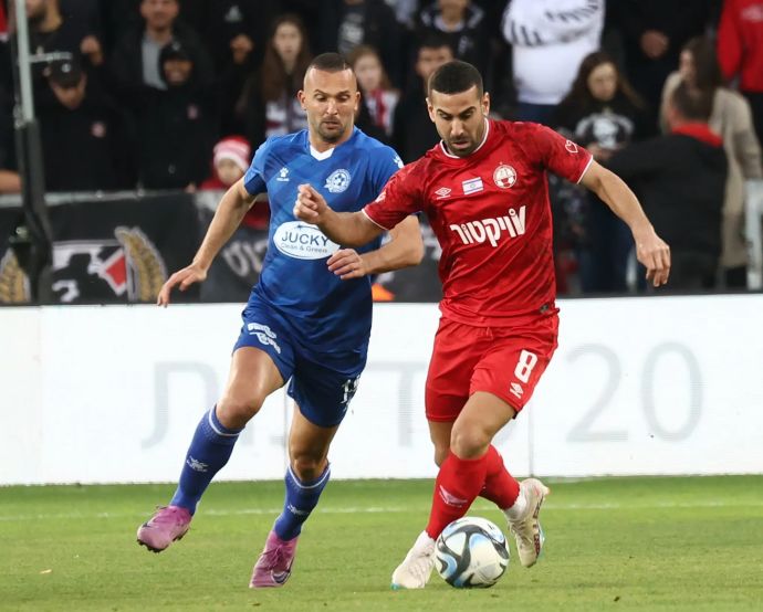 רועי גורדנה שחקן הפועל באר שבע מול בן שהר שחקן מכבי פתח תקוה