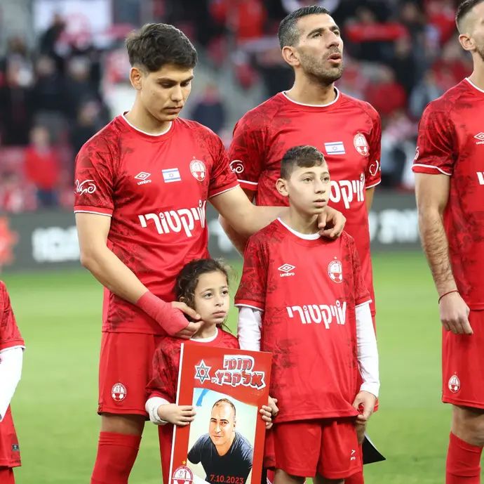 איתן טיבי, אנטוניו ספר שחקני הפועל באר שבע עם ילדיו של מוטי אלקבץ ז"ל שנרצח במסיבה ברעים ב-7 באוקטובר