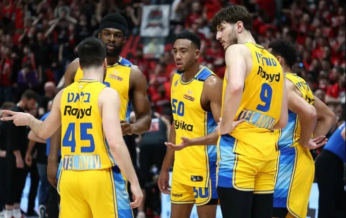 בונזי קולסון ושחקני מכבי תל אביב