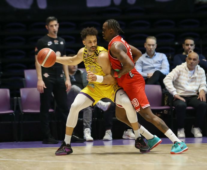 דרו קרופורד מול ג'ייקובן בראון, הפועל תל אביב מול הפועל חולון