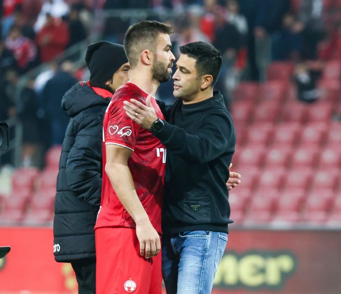 אליניב ברדה מאמן הפועל באר שבע עם הקפטן מיגל ויטור