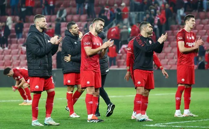 שחקני הפועל באר שבע מודים לקהל, מיגל ויטור במרכז