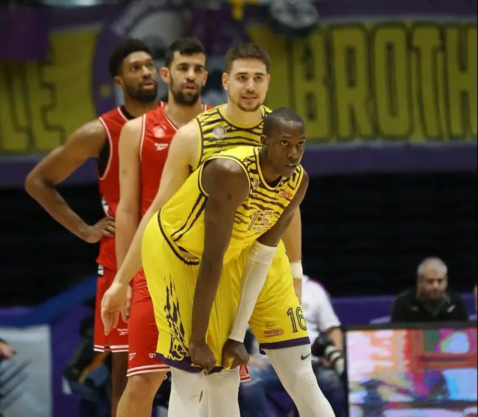 קוין הרווי, שחקן הפועל חולון