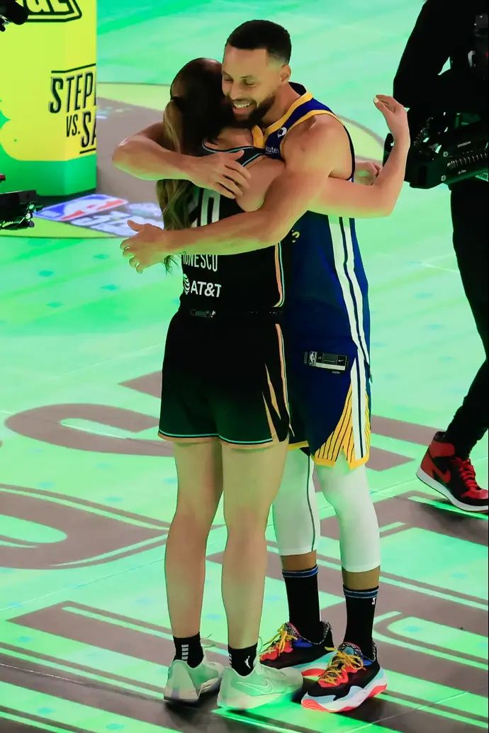סטפן קרי, גולדן סטייט ווריירס, עם כוכבת ה-WNBA סברינה יונסקו אחרי תחרות השלשות ביניהם, אולסטאר 2024