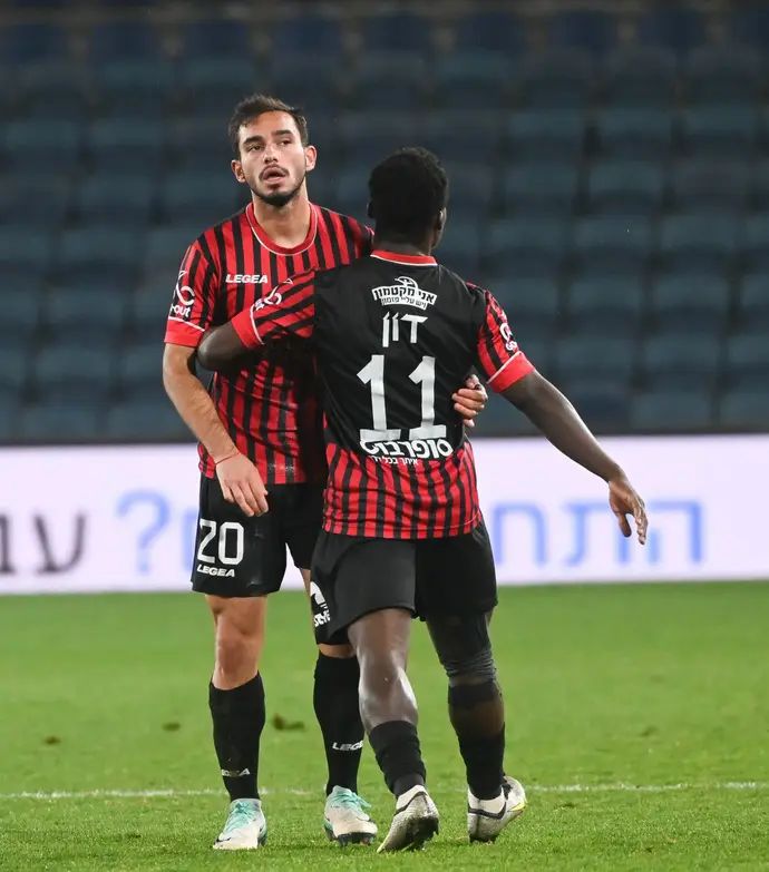 שחקן הפועל ירושלים אופק נדיר עם סדריק דון