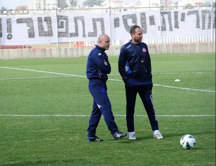 מאמן הפועל תל אביב, יוסי אבוקסיס עם עוזרו, אסי דומב