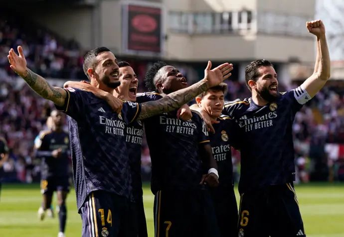 חוסלו חוגג עם שחקני ריאל מדריד