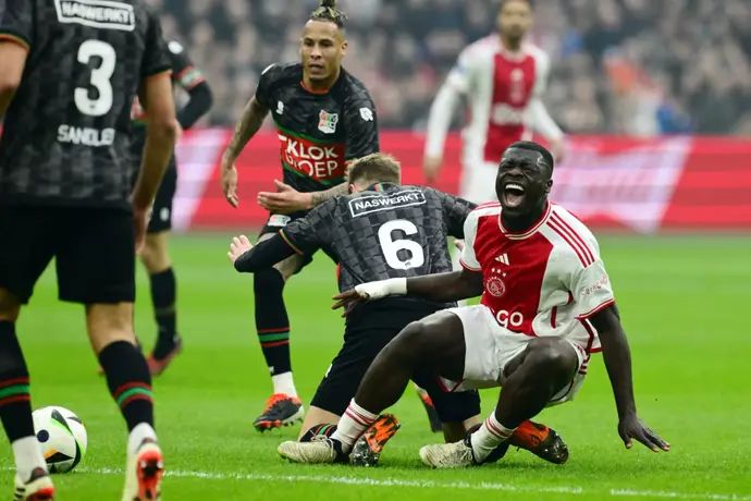 צ'ארון שרי שחקן ניימיכן מאחורי בריאן ברובי שחקן אייאקס