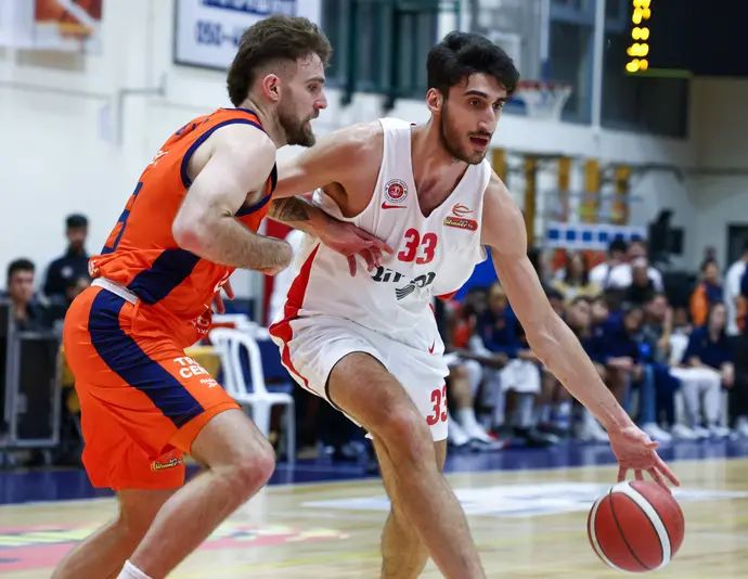 שחקן הפועל ירושלים גבי צ'אצ'אשווילי מול שחקן עירוני נס ציונה צוף בן משה