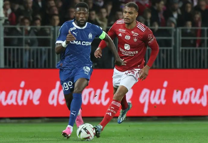 שאנסל אמבמבה שחקן מארסיי לפני סטיב מונייה שחקן ברסט