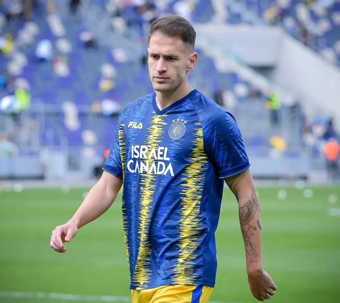 אנריק סבוריט שחקן מכבי תל אביב בחימום