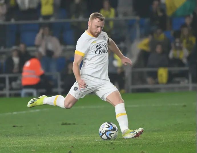 שחקן מכבי תל אביב, עידו שחר, בועט פנדל