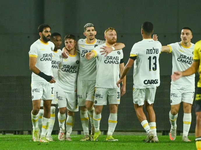 שחקני מכבי תל אביב חוגגים