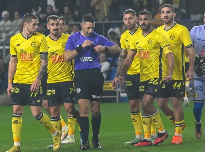 שחקני מכבי נתניה ליד השופט אביעד שילוח