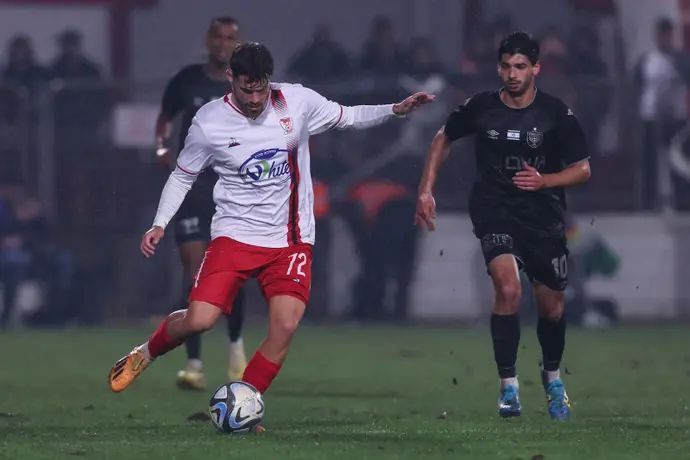 רותם קלר שחקן בני סכנין לפני ניקה חורחלי שחקן בית"ר ירושלים