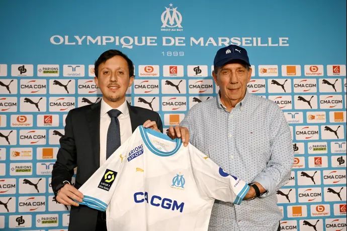 ז'אן לואי גאסה מוצג כמאמן מארסיי על ידי נשיא המועדון פאבלו לונגוריה