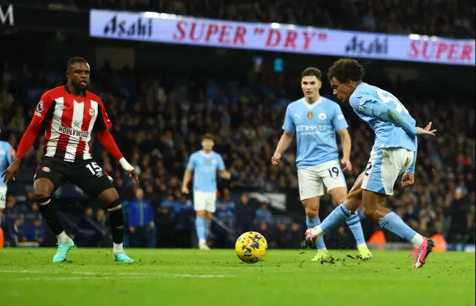 אוסקר בוב שחקן מנצ'סטר סיטי בועט לשער מול פרנק אונייקה שחקן ברנטפורד