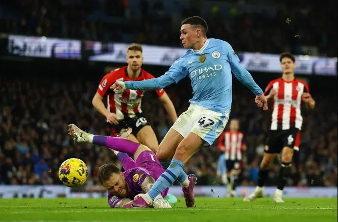 פיל פודן שחקן מנצ'סטר סיטי מול מארק פלקן שוער ברנטפורד