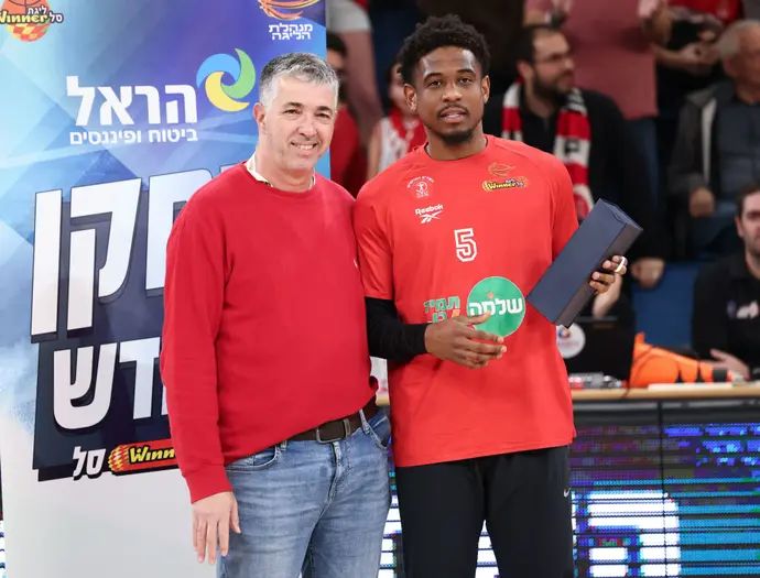 אקסבייר מנפורד, שחקן הפועל תל אביב, עם רמי כהן