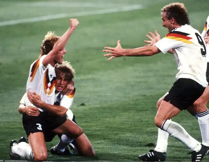 אנדראס ברמה ושחקני נבחרת גרמניה חוגגים זכייה בגמר מונדיאל 1990