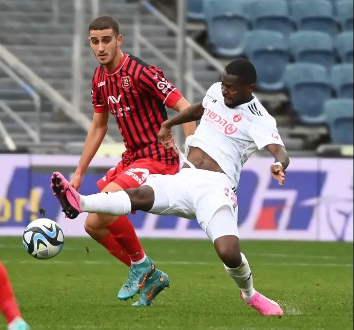 שחקן הפועל תל אביב מאוויס צ'יבוטה, מול שחקן הפועל ירושלים נועם מלמוד