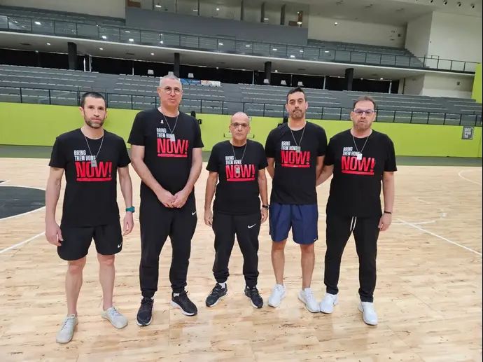 מאמן נבחרת ישראל אריאל בית הלחמי לצד המנהל מוטי דניאל ועוזרי המאמן