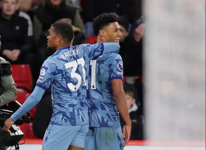 אולי ווטקינס עם ליאון ביילי שחקני אסטון וילה חוגגים