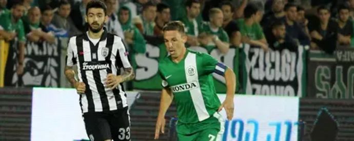 שחקן מכבי חיפה, גוסטבו בוקולי, לפני שחקן פאוק סלוניקי, סטפנוס אתנסיאדיס