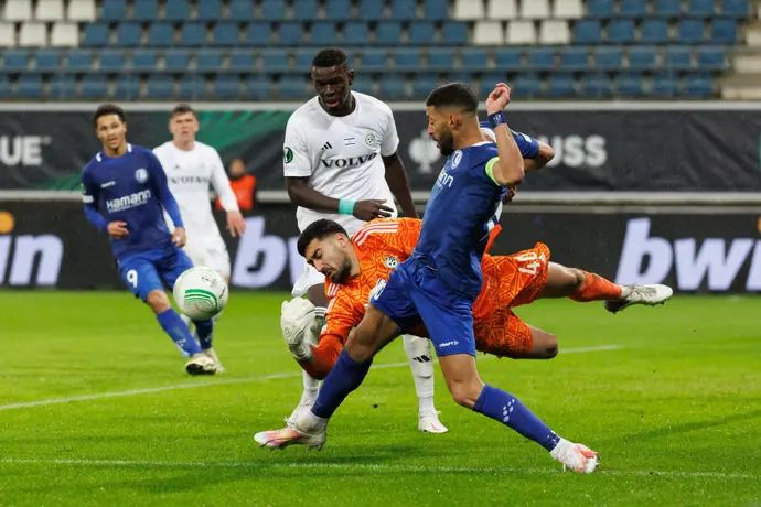 שריף כיוף שוער מכבי חיפה לצד טאריק טיסודאלי גנט