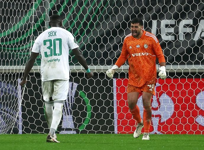 שריף כיוף שוער מכבי חיפה חוגג עם עבדולאי סק