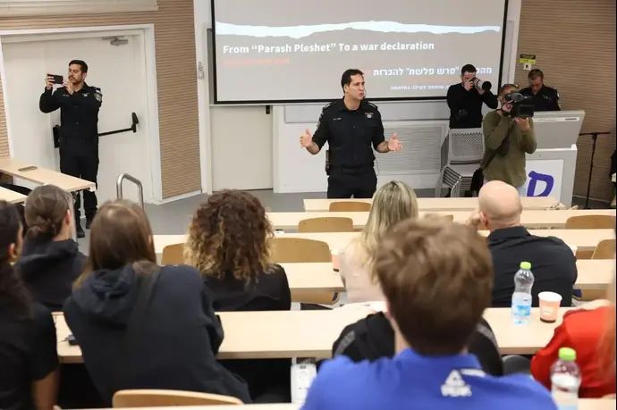 סיור שחקני ליגת הכדורסל בקיבוץ בארי