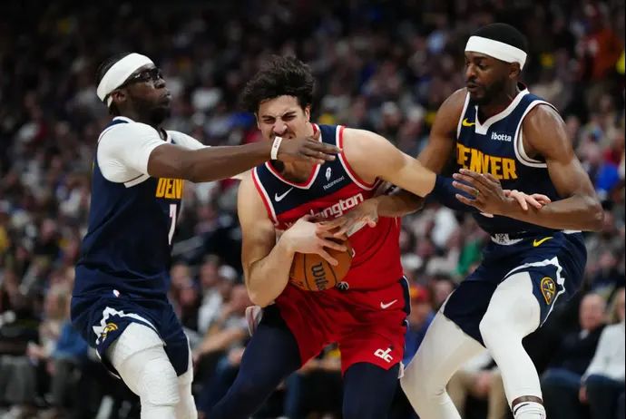 דני אבדיה, וושינגטון וויזארדס, מול שחקני דנבר נאגטס רג'י ג'קסון, ג'סטין הולידיי