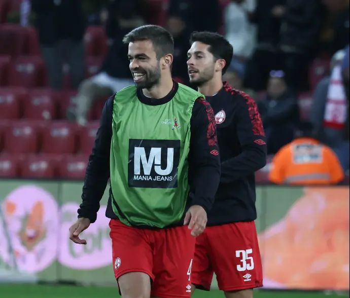 מיגל ויטור שחקן הפועל באר שבע בחימום, מאחוריו מריאנו באריירו