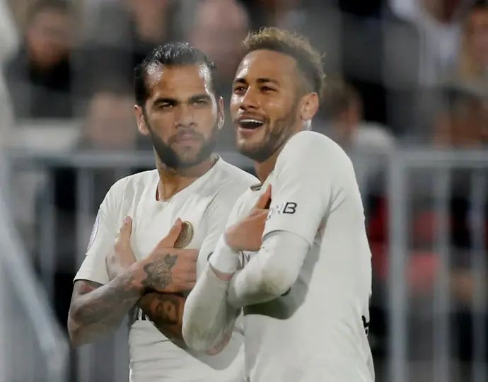 ניימאר (מימין) חוגג עם דני אלבס שחקני פריס סן ז'רמן