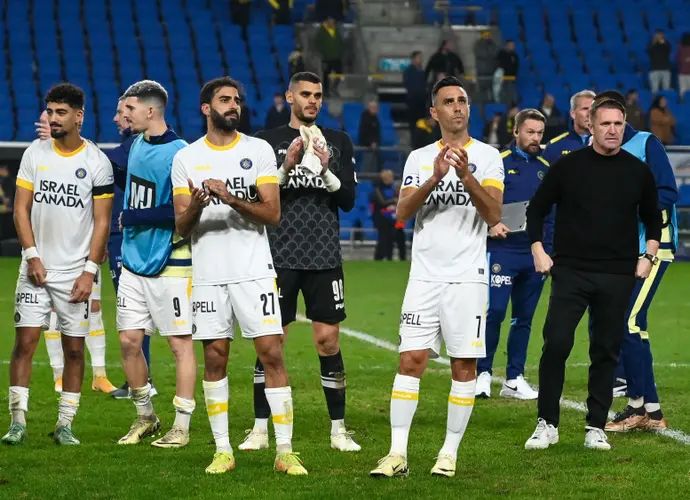 ערן זהבי מודה עם שחקני מכבי תל אביב לקהל