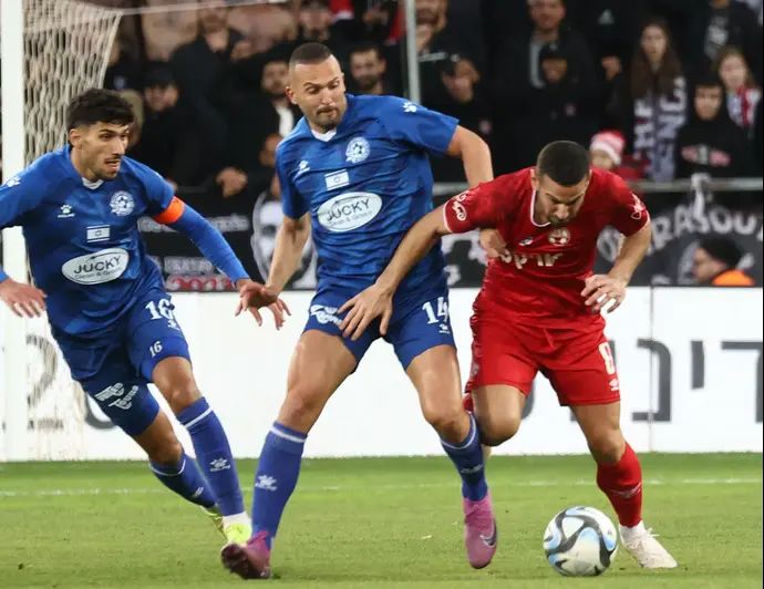 רועי גורדנה שחקן הפועל באר שבע מול בן שהר, ירדן כהן שחקני מכבי פתח תקוה