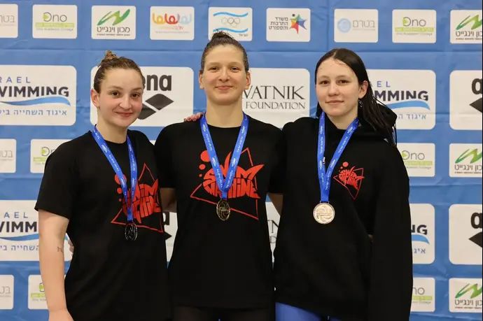 הפודיום ב-800 חופשי. דריה גולובטי במרכז