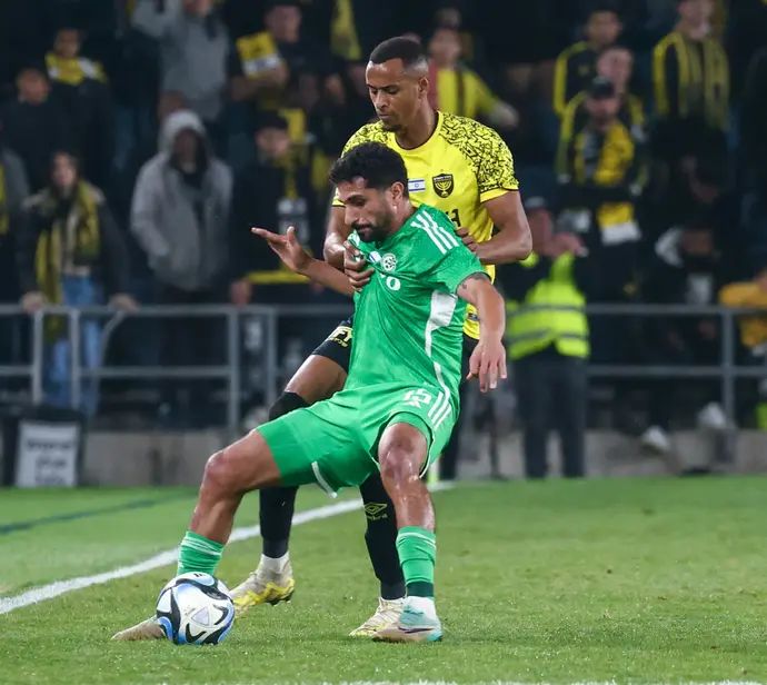 קני סייף שחקן מכבי חיפה לפני זוהר זסנו שחקן בית"ר ירושלים