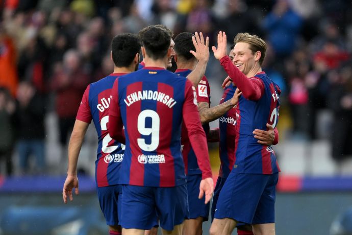 פרנקי דה יונג חוגג עם שחקני ברצלונה