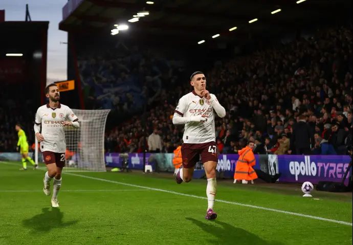 פיל פודן שחקן מנצ'סטר סיטי חוגג שער עם ברנרדו סילבה