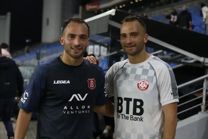 תמיר גלזר שחקן הפועל חדרה (מימין) עם אחיו התאום עמית גלזר שחקן הפועל ירושלים