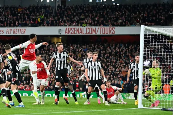 לוריס קאריוס שוער ניוקאסל סופג מארסנל