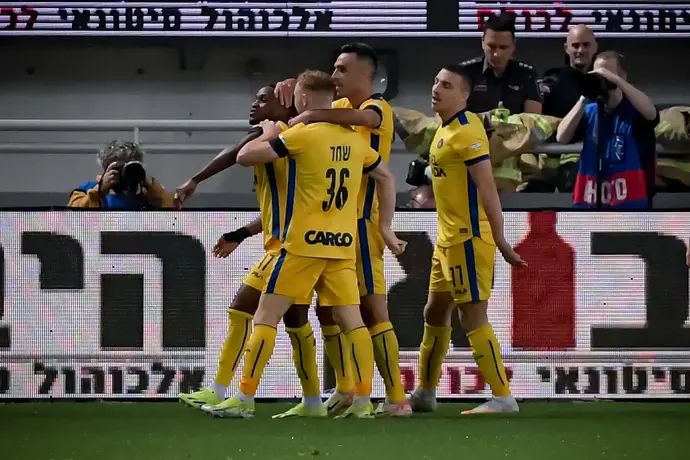 שחקני מכבי תל אביב חוגגים עם מילסון