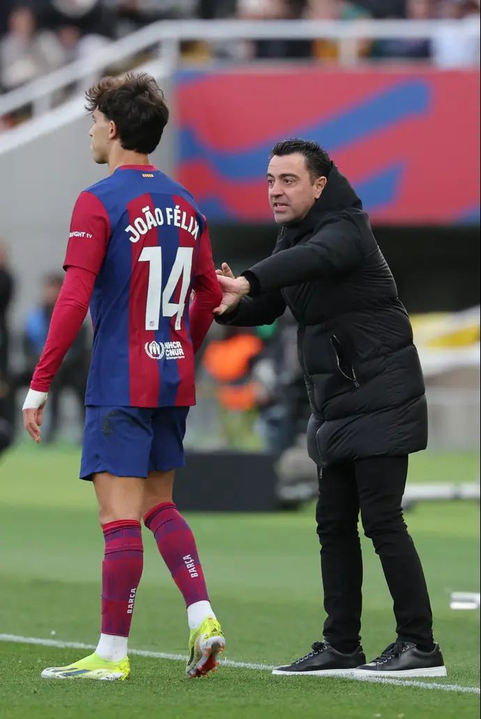 צ'אבי לצד שחקן ברצלונה ז'ואאו פליקס