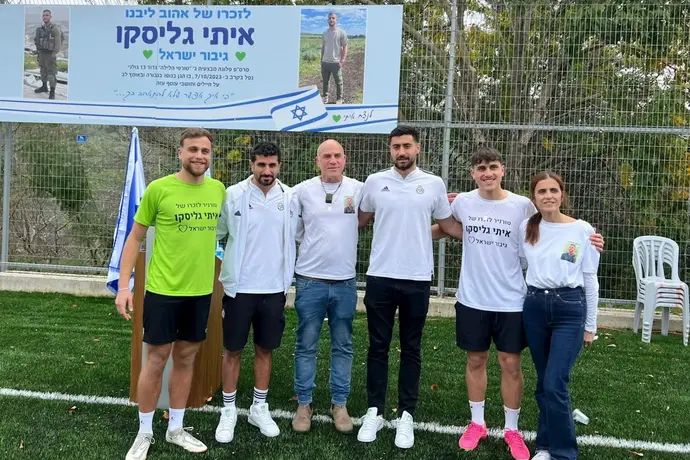 שחקני מכבי חיפה שריף כיוף, קני סייף בטקס חניכת המגרש לזכר איתי גליסקו ז"ל