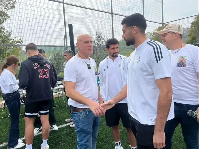 שחקני מכבי חיפה שריף כיוף, קני סייף בטקס חניכת המגרש לזכר איתי גליסקו ז"ל