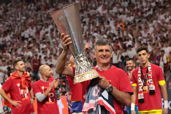 חוסה לואיס מנדיליבאר אחרי הזכייה בליגה האירופית עם סביליה