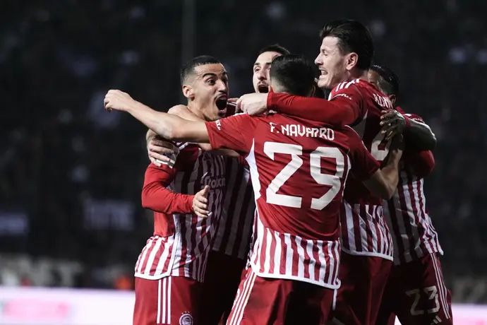 שחקני אולימפיאקוס חוגגים