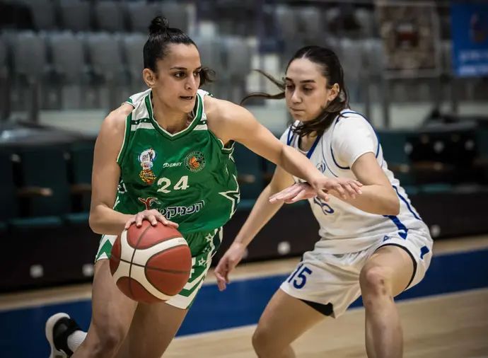 שדא כנעאן מכבי חיפה לצד אליס חתוקאי מכבי רמת גן