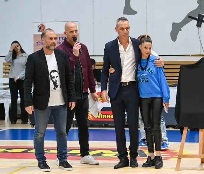 רז שפירא אלמנתו של ליאור ליובין עם מאמן מכבי תל אביב ומי שהיה חברו הטוב עודד קטש בטקס קריאת יציע על שמו